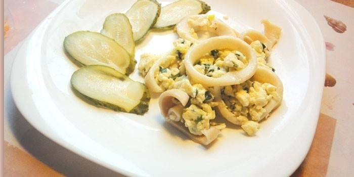 Ensalada de calamares y cebolla frita