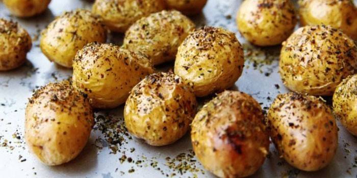 Papa al horno en hierbas picantes
