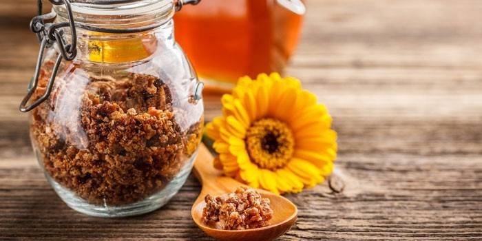 Propolis w słoiku i łyżce