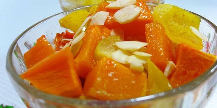 Pokrojone pieczone jabłka i dynie w talerzu
