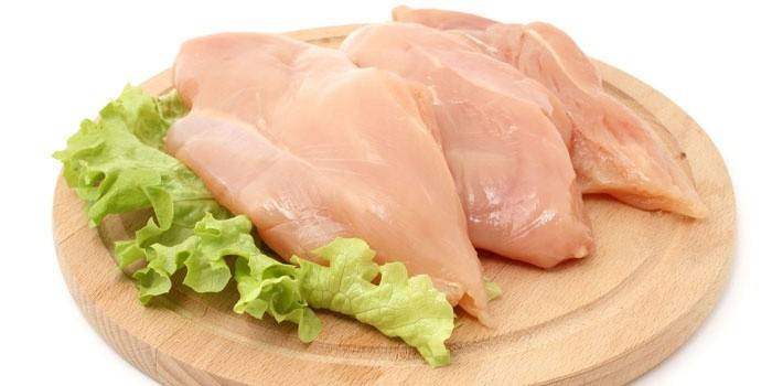Filete de pollo crudo en un tablero