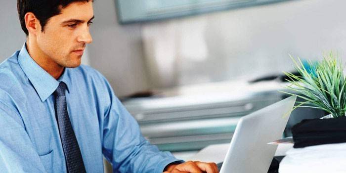 Hombre en laptop