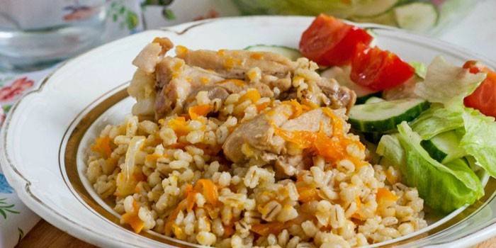Pilaf de cebada perlada con ensalada