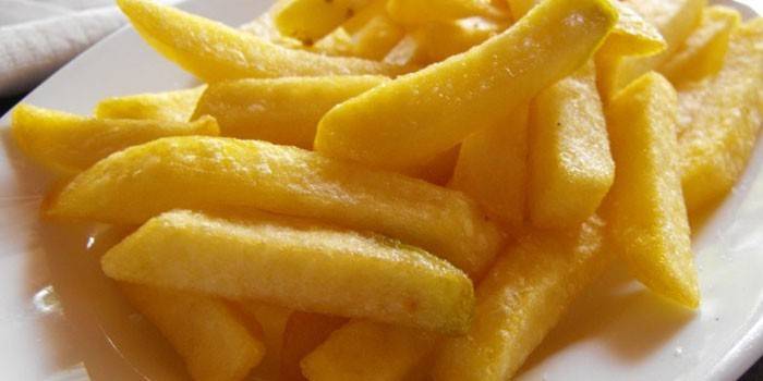Papas fritas en un plato