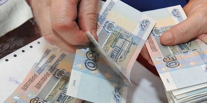 Mężczyzna liczy pieniądze