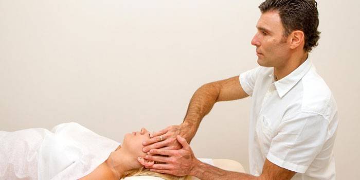 O médico dá uma massagem a uma mulher