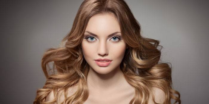 Menina, com, cabelo loiro matizado