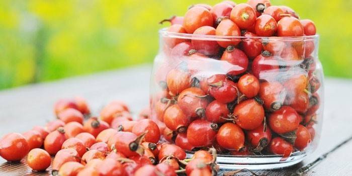 Bir cam kavanoza Rose hips