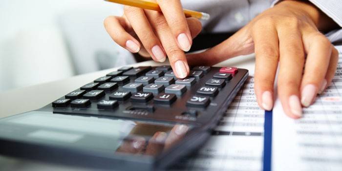 Chica con una calculadora