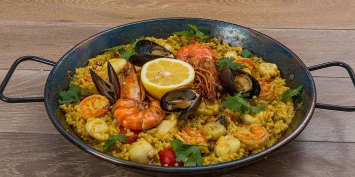 Paella espanhola clássica com frutos do mar em uma panela