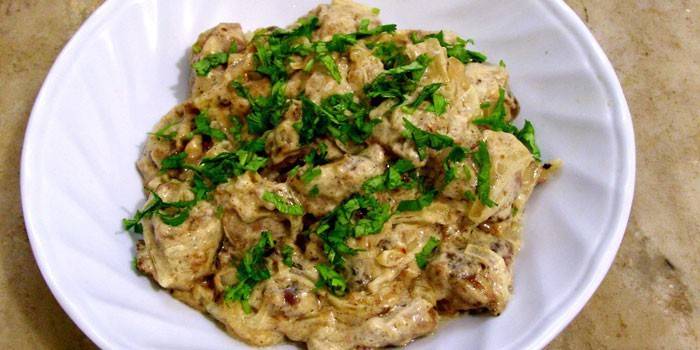 Hígado de pollo frito con cebolla crema agria