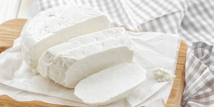 Queso Adyghe en una tabla de cortar