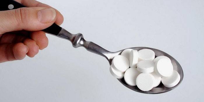 Pastillas blancas en una cuchara