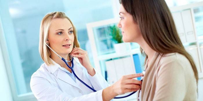 Chica en la cita del doctor