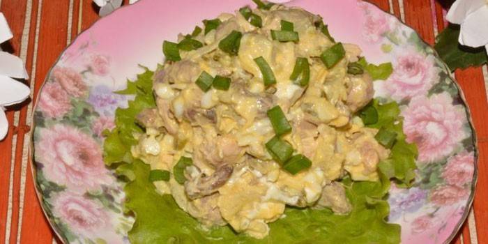 Ensalada lista en un plato