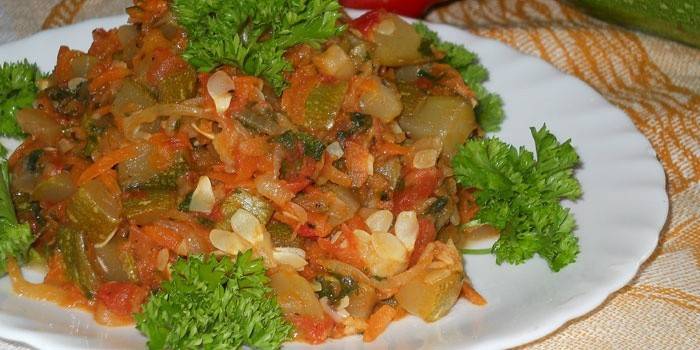 Gulasz z warzywami na talerzu