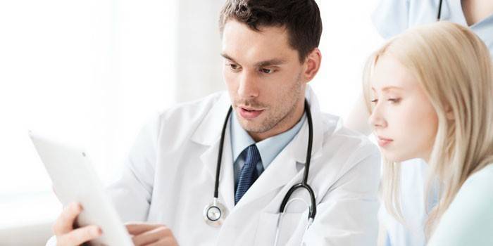 El doctor aconseja a la niña.