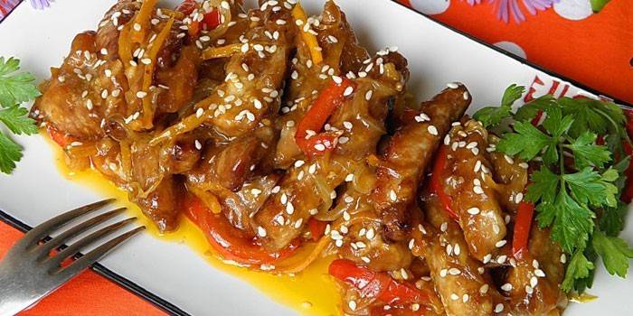 Cerdo en salsa con vegetales y semillas de sésamo