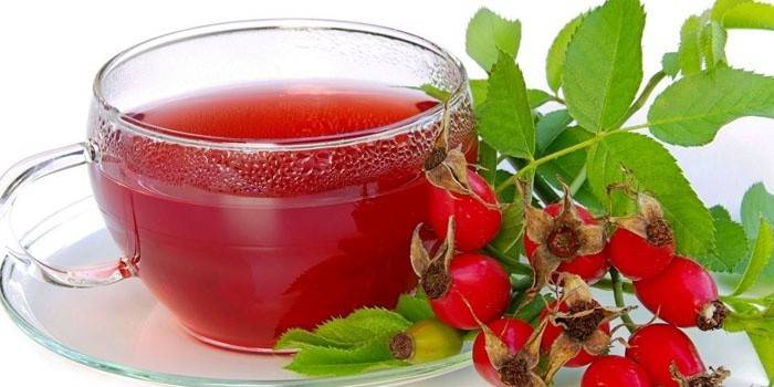 Rosół z dzikiej róży w filiżance