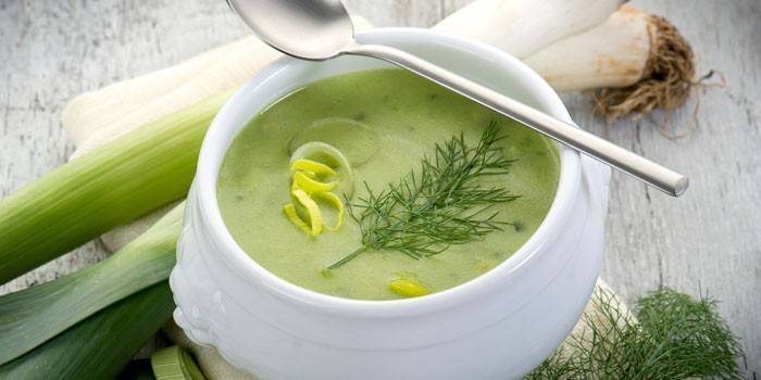 Sopa de alho-poró em panela