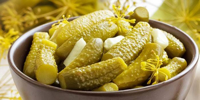Pepinos em conserva na tigela