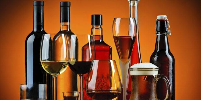 Bebidas alcohólicas en vasos y botellas.