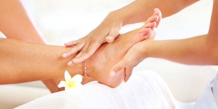 Massagem nos pés