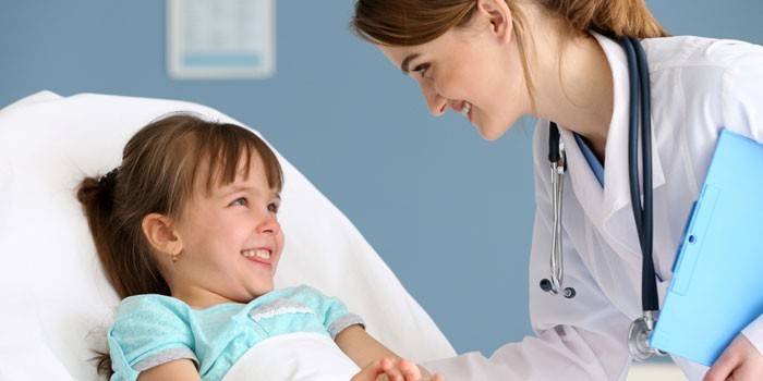 Menina na cama e um médico
