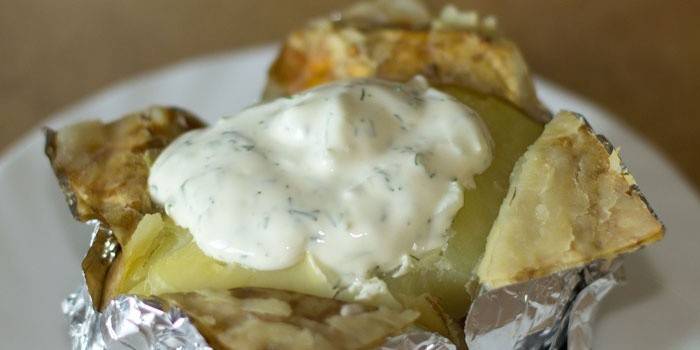Plato de papa al horno en papel de aluminio