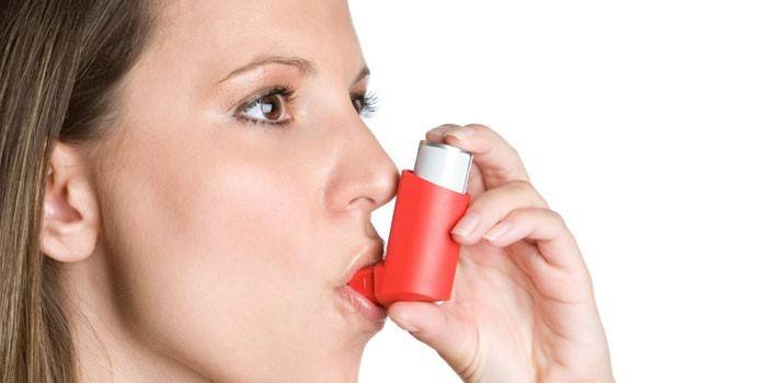 Dziewczyna z inhalatorem