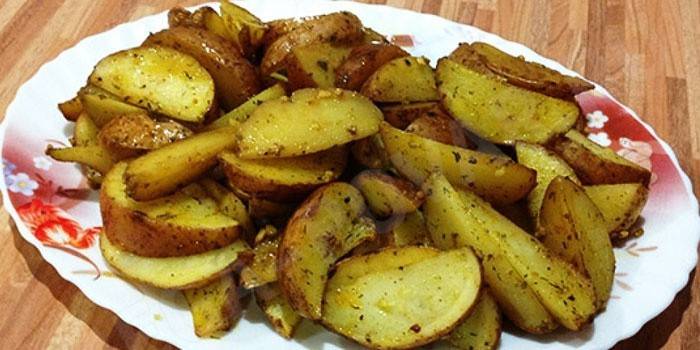 Batata rústica em um prato