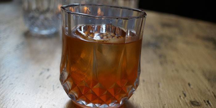 Vaso con tintura sobre piñones