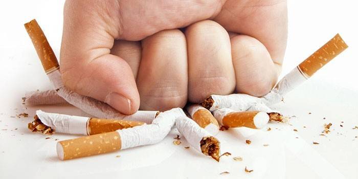 Punho quebrando cigarros