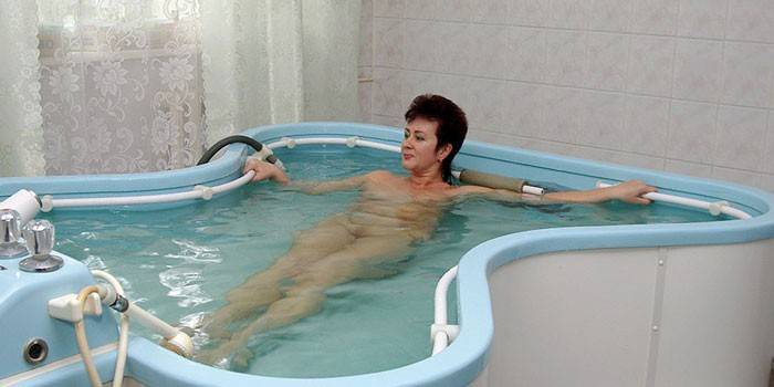 Mujer toma un baño curativo