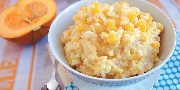 Gachas de avena con calabaza en un plato