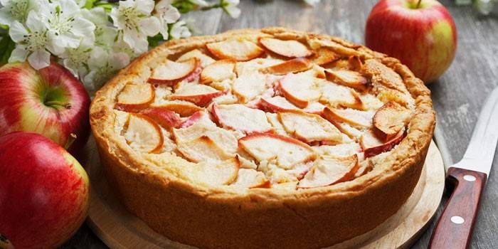 Torta de maçã alta aberta