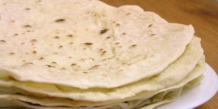 Delgado pan de pita en un plato