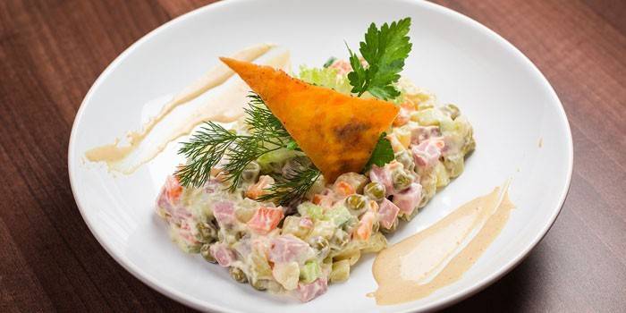 Salada Capital com chips de queijo e ervas