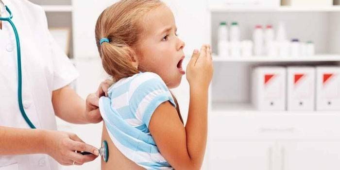 O médico ouve a luz meninas