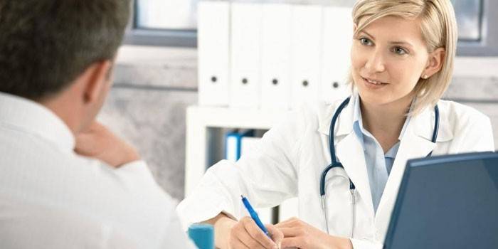 Homem na consulta do médico