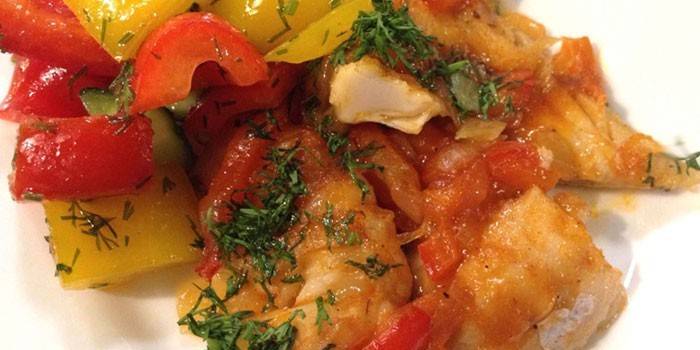 Caldeirada de peixe com pimentão e tomate