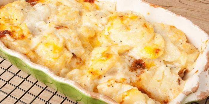 Sartén de papa al horno con tapa de queso
