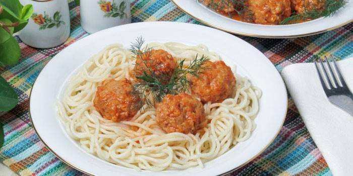Pulpety Wołowe Z Sosem I Makaronem