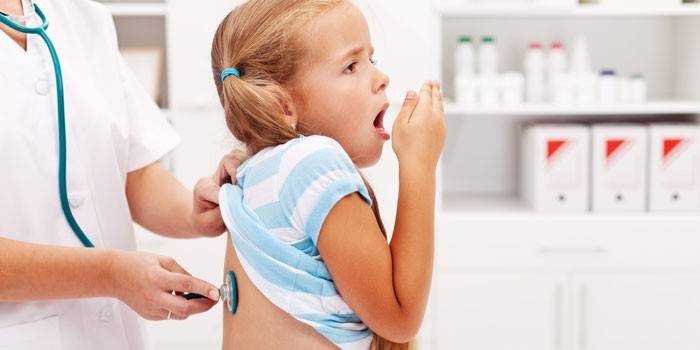 El doctor escucha fonendoscopio de chicas ligeras