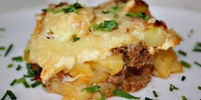 Cazuela de papa con carne picada y queso