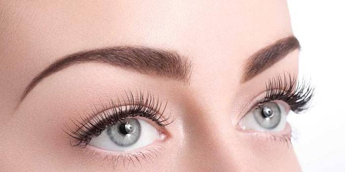 Olhos com sobrancelhas laminadas