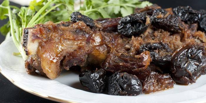 Costelas de carne com ameixas