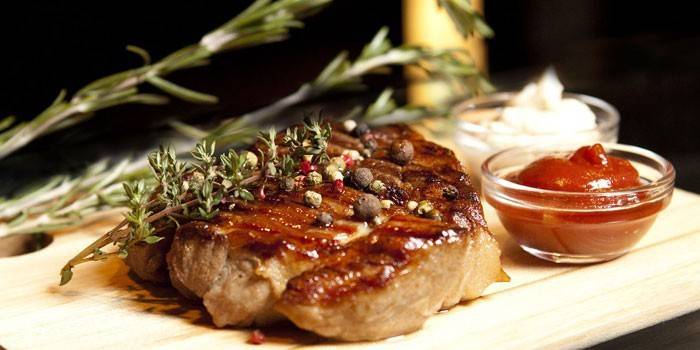 Bistec listo con especias y hierbas.