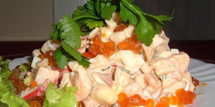 Aperitivo de mariscos con caviar rojo