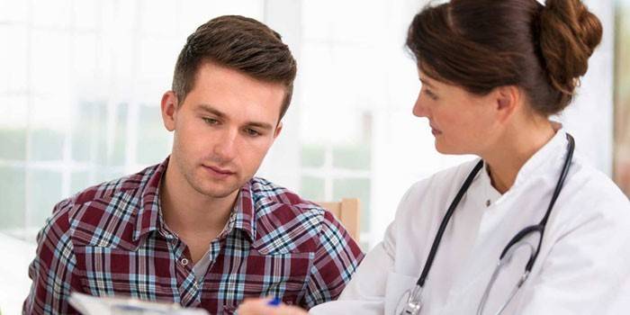 Homem na consulta do médico